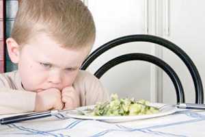 Qué hacer cuando los niños no comen en la mesa